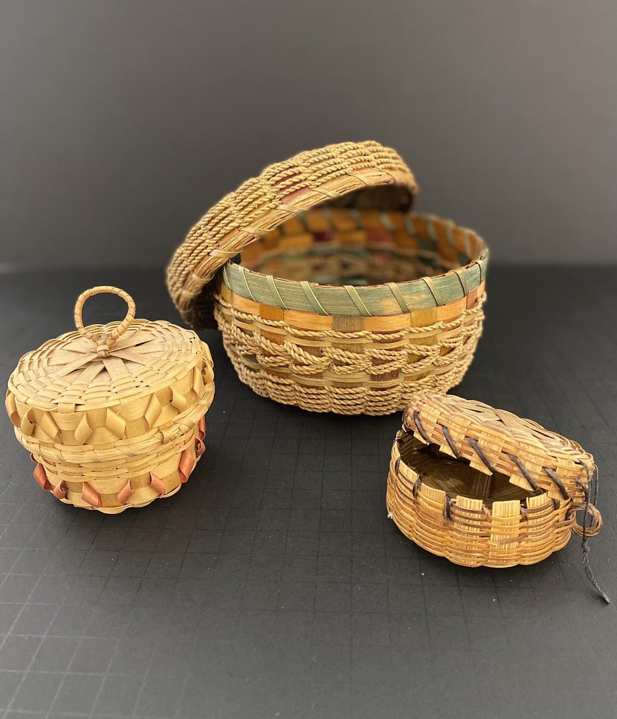 Micmac Indian co-op - Medium woven basket with loop - mardenart gallery